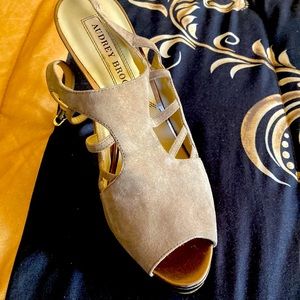 Hi I’m selling these heels bought at DSW beautiful comfortable